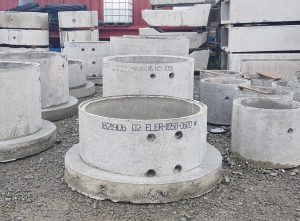 Manhole with a flange base